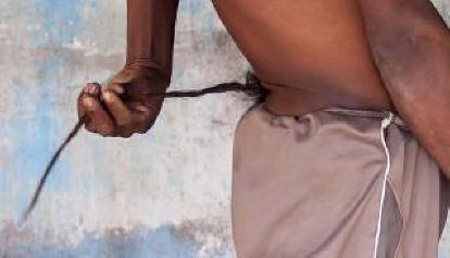 „Човек с опашка“ от Индия  започна да се покланя как да боже