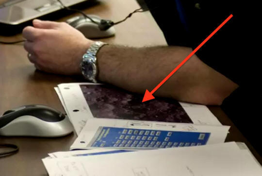 На снимката на сградата е наблизо служител на НАСА