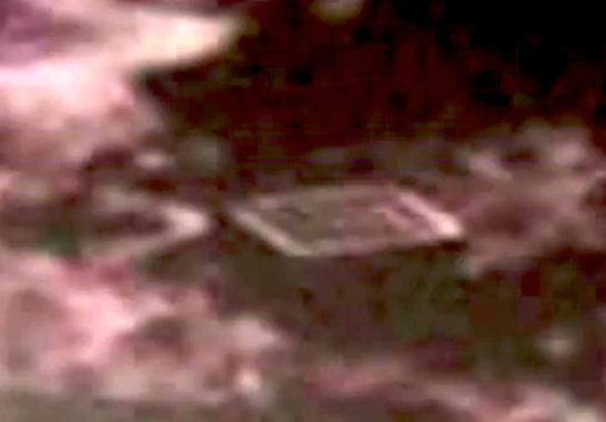 Доста голям. Съоръжението очевидно не е естествено.