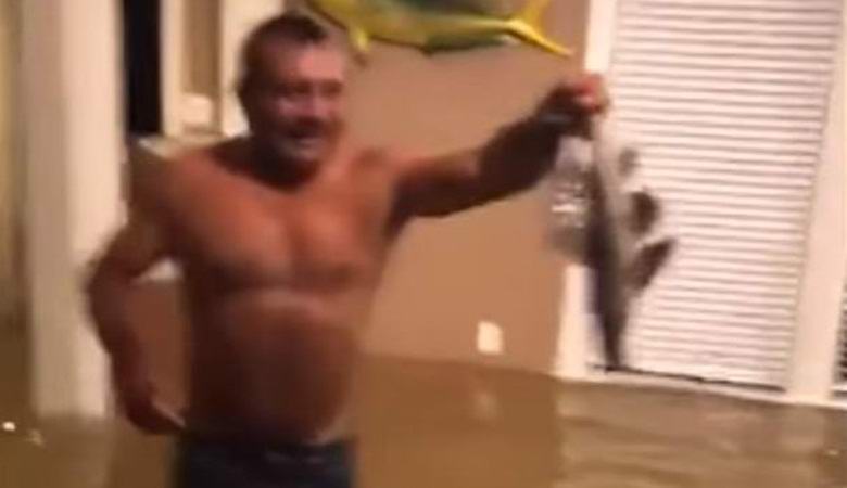 Американец улови риба в собствения си хол