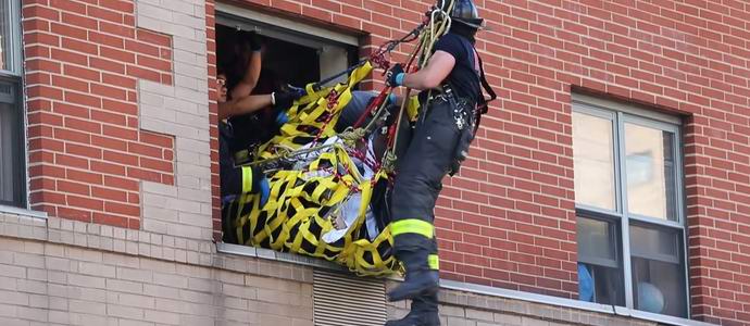 Американец с тегло четири центри трябваше да бъде доставен в болницата с кран.