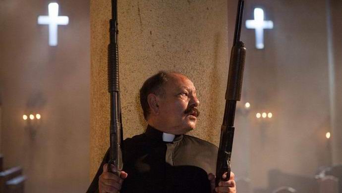 Американски свещеници и енориаши се учат да стрелят