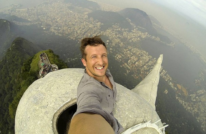 Продължава ли борбата със селфита?