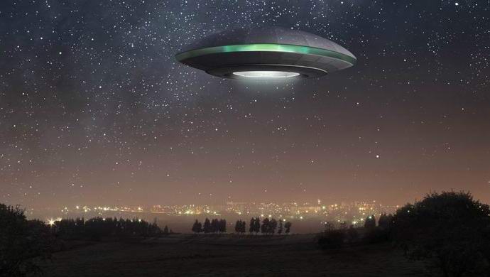 Британците заснеха НЛО, който лети между къщите