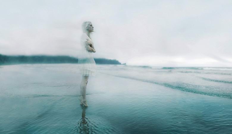 Британецът снима мистериозен бял призрак край реката