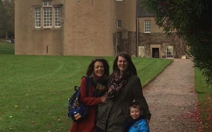 Британското семейство направи снимка с призрачната си майка