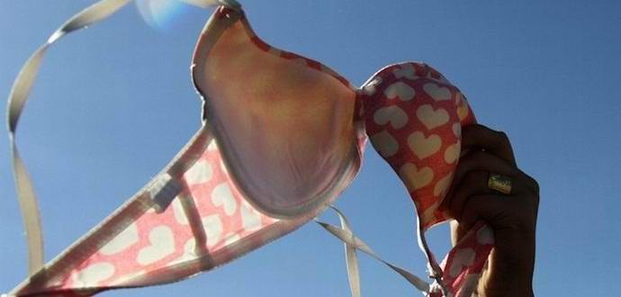 Сутиен, като бронежилетка, спаси жена от куршум