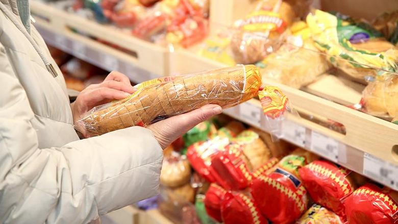 Човек е ял храни с изтекъл срок на годност, за да докаже, че те не са опасни за ядене.