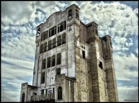 Челябински студенти изплашиха призрак от стар асансьор