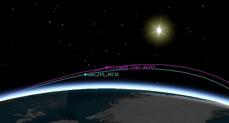 Два руски космически кораба преследват американски шпионски спътник 