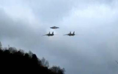 Два военни самолета придружават НЛО, висококачествена стрелба от Италия