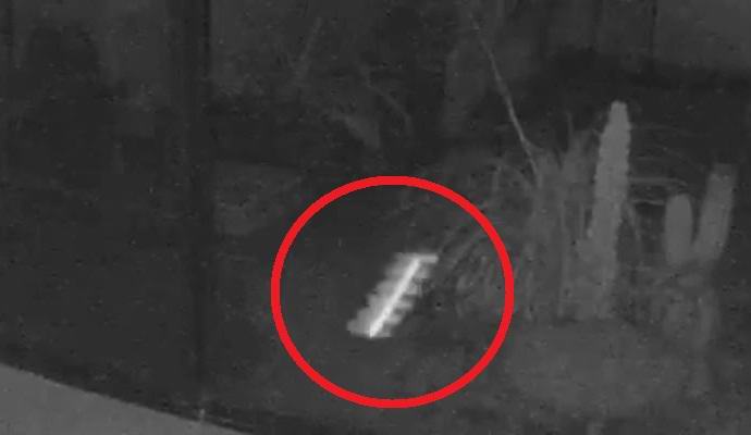 Енергийна единица проникна в къща през затворена врата.