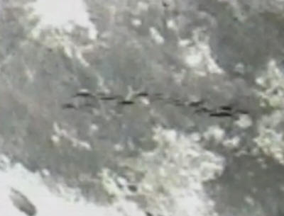 НЛО ескадрила лети пред Луната - снима камера за наблюдение