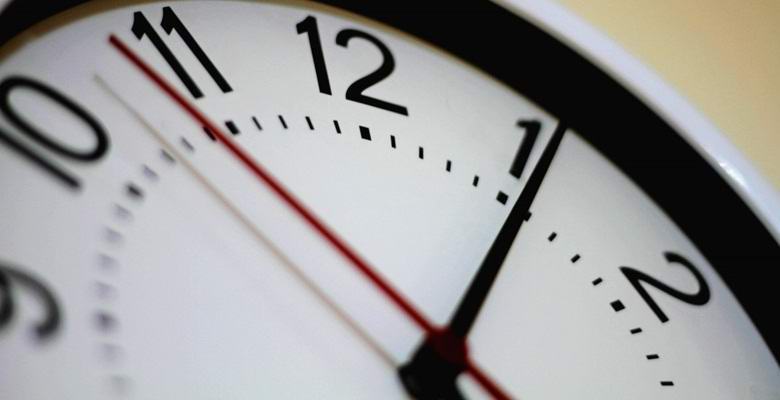 Физиците предположиха съществуването на вселена, където времето тече назад