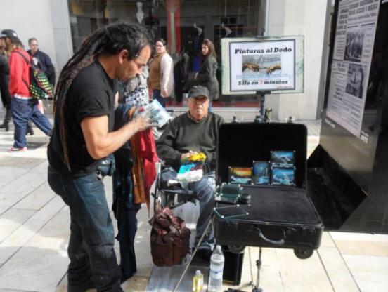 Художник рисува с пръсти