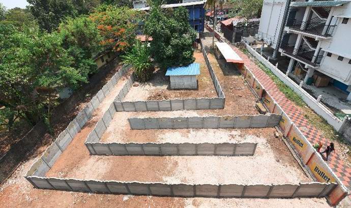 Индиецът построи лабиринт около бара, за да заобиколи закона.