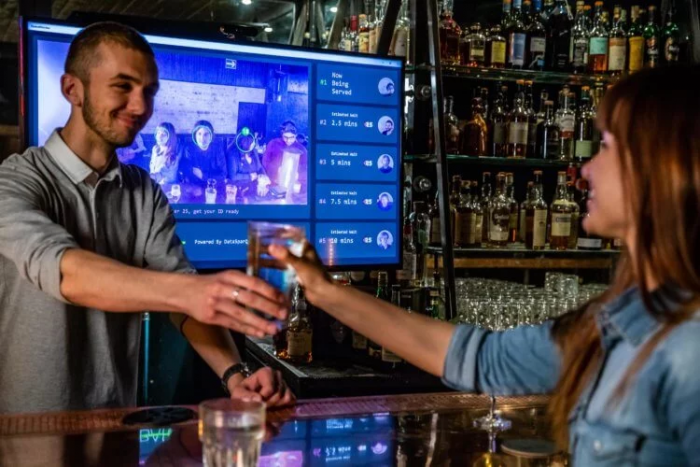 Изкуственият интелект ще се инсталира в баровете на Обединеното кралство