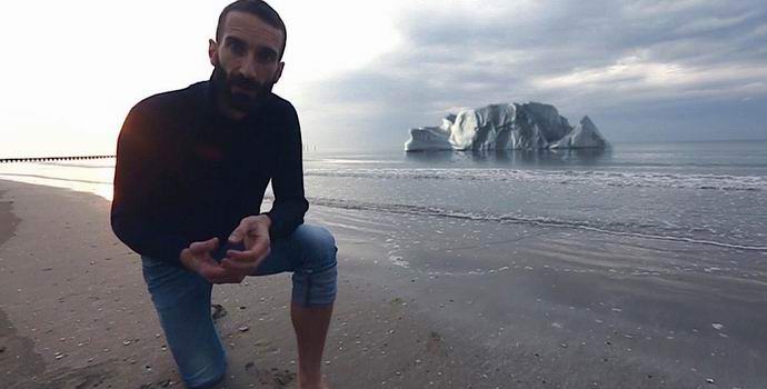 Италианецът ще живее на топящ се айсберг една година