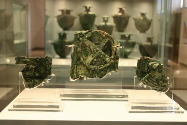 Учене на древен компютър от Антикитера