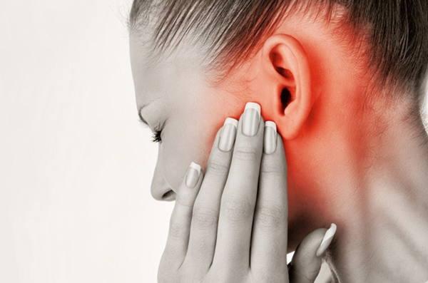 сърбеж на лявото ухо 