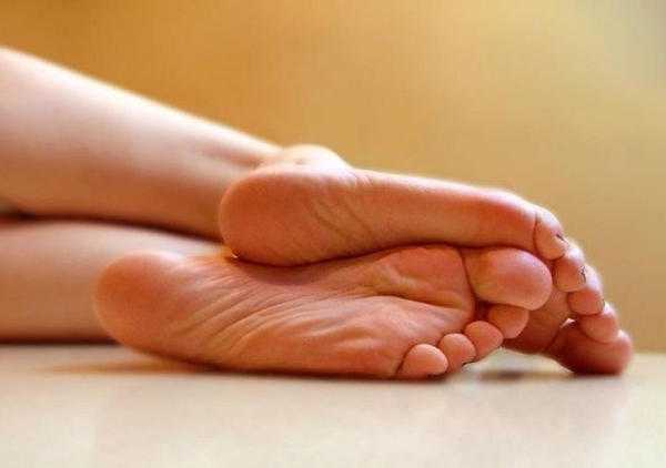 Защо сърби левия крак 