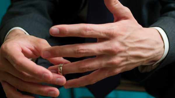 Свалете сватбения пръстен 