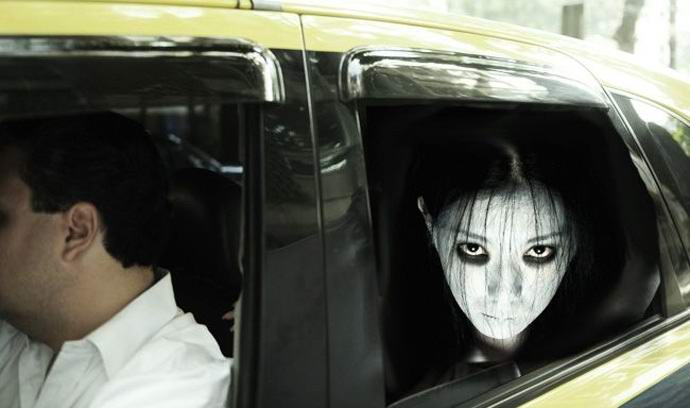 Камерата за наблюдение записа призрак, седнал в такси