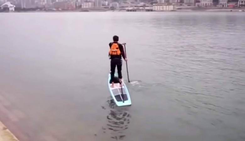 Китаец избягва задръстванията по много необичаен начин.