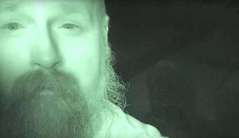 Призракът на гробището удари обектива на камерата