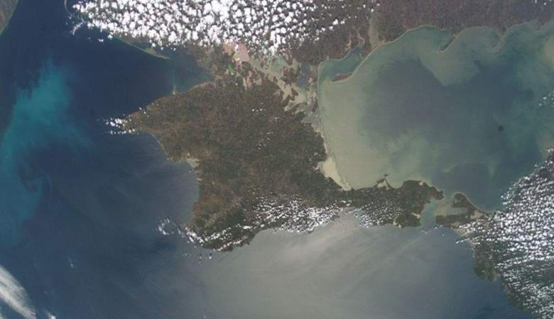 Крим бавно, но безмилостно плава към континентална Русия