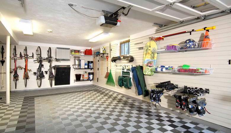 Някой през нощта започна да чисти гаража на британеца, който се уплаши и постави камера за наблюдение.