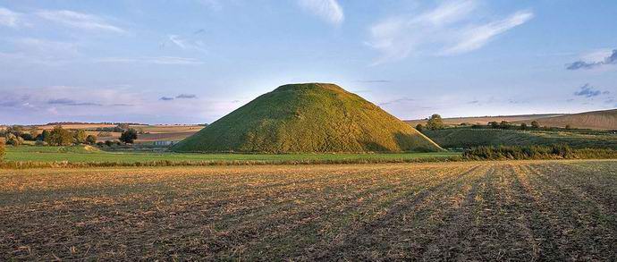 Кой посети древната могила?