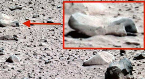 Кой направи дори квадратни дупки в марсианските камъни?