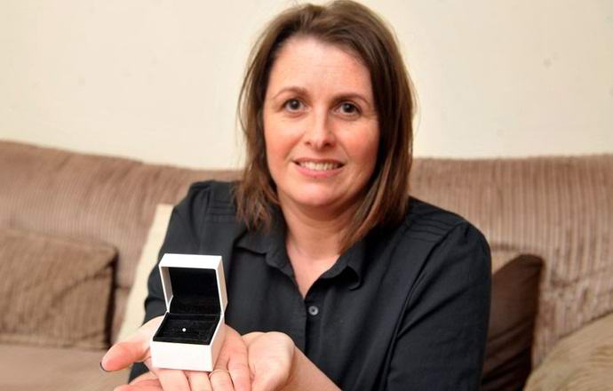 Пиле снася яйце с диамант вътре