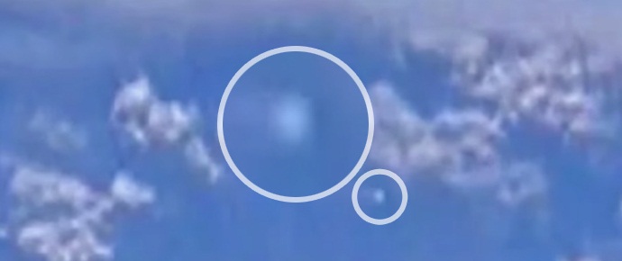 Летяща чиния, забелязана над изригващ вулкан