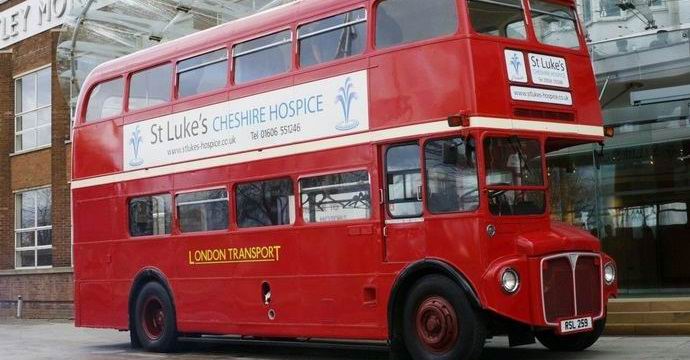 Лондончани вдигнаха автобус, за да спасят човек