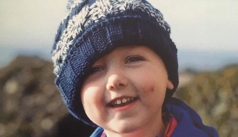 Лъч светлина падна от небето на средно момче