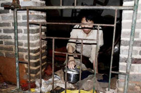 Любящ съпруг на 12 години държи жена си, купена в клетка