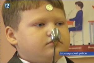 Момче след токов удар черпи лъжици и монети за себе си