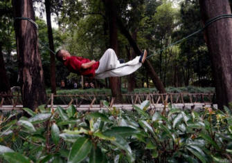 Майсторът на кунг-фу може да спи, докато лежи на въже.