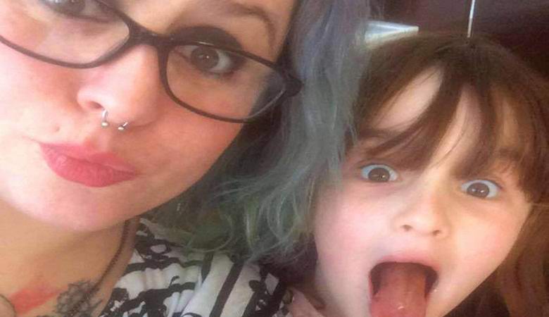 Майка и дъщеря забелязаха фантом в снимка на стария си апартамент