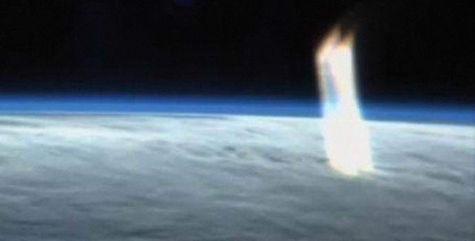 МКС залови мистериозен лъч над Земята