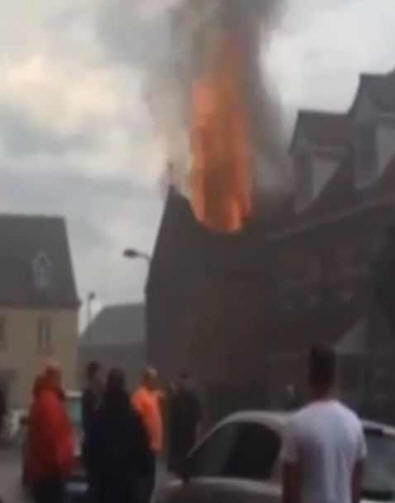 Светкавицата удари една къща отново и отново и я подпали в крайна сметка.