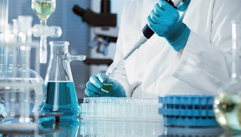 Млад американски лаборант случайно се зарази с опасен вирус.