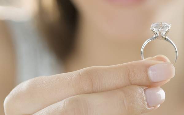 възможно ли е да носите сватбен пръстен на някой друг 