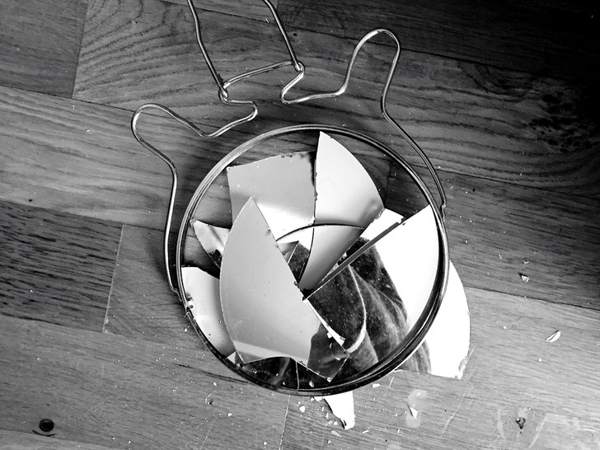 погледна в счупеното огледало 