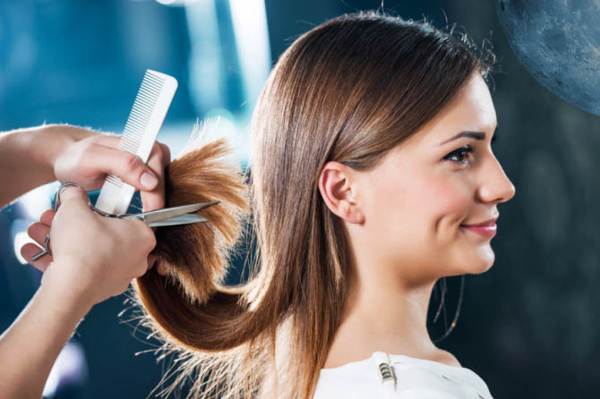 възможно ли е да се подстригва вечер 