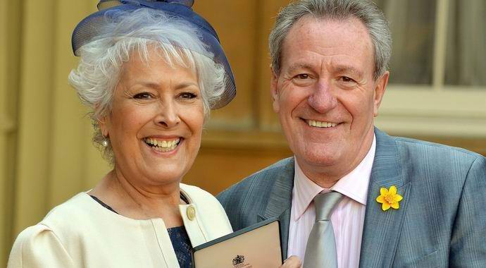 Съпругът на покойната актриса е в отношения с нейния призрак.