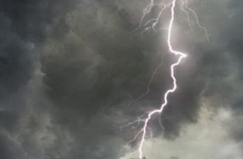 Човекът оцеля след два мощни удара от мълния