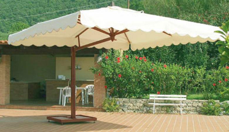 Мъж излетя във въздуха на уличен чадър